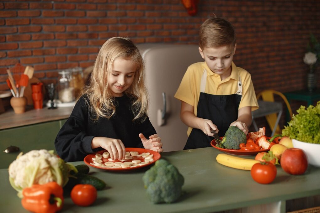 Abenteuer in der Küche: Warum das Kochen mit Kindern mehr ist als nur ein Essen zubereiten